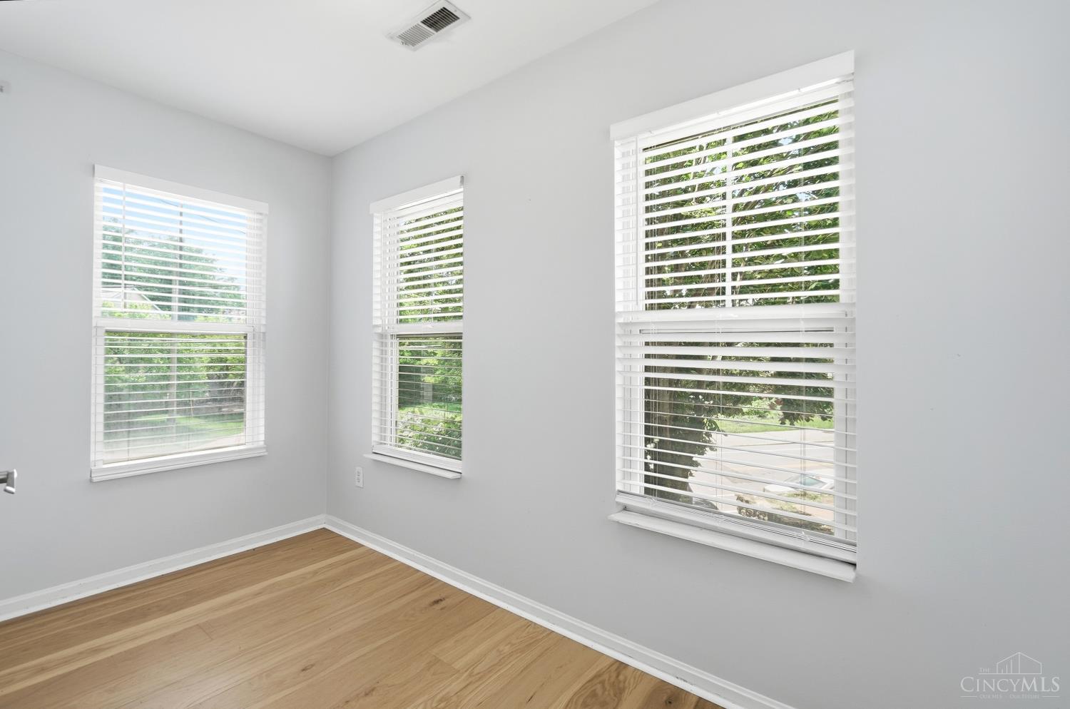 2580 Riverside Drive Property Photo 9