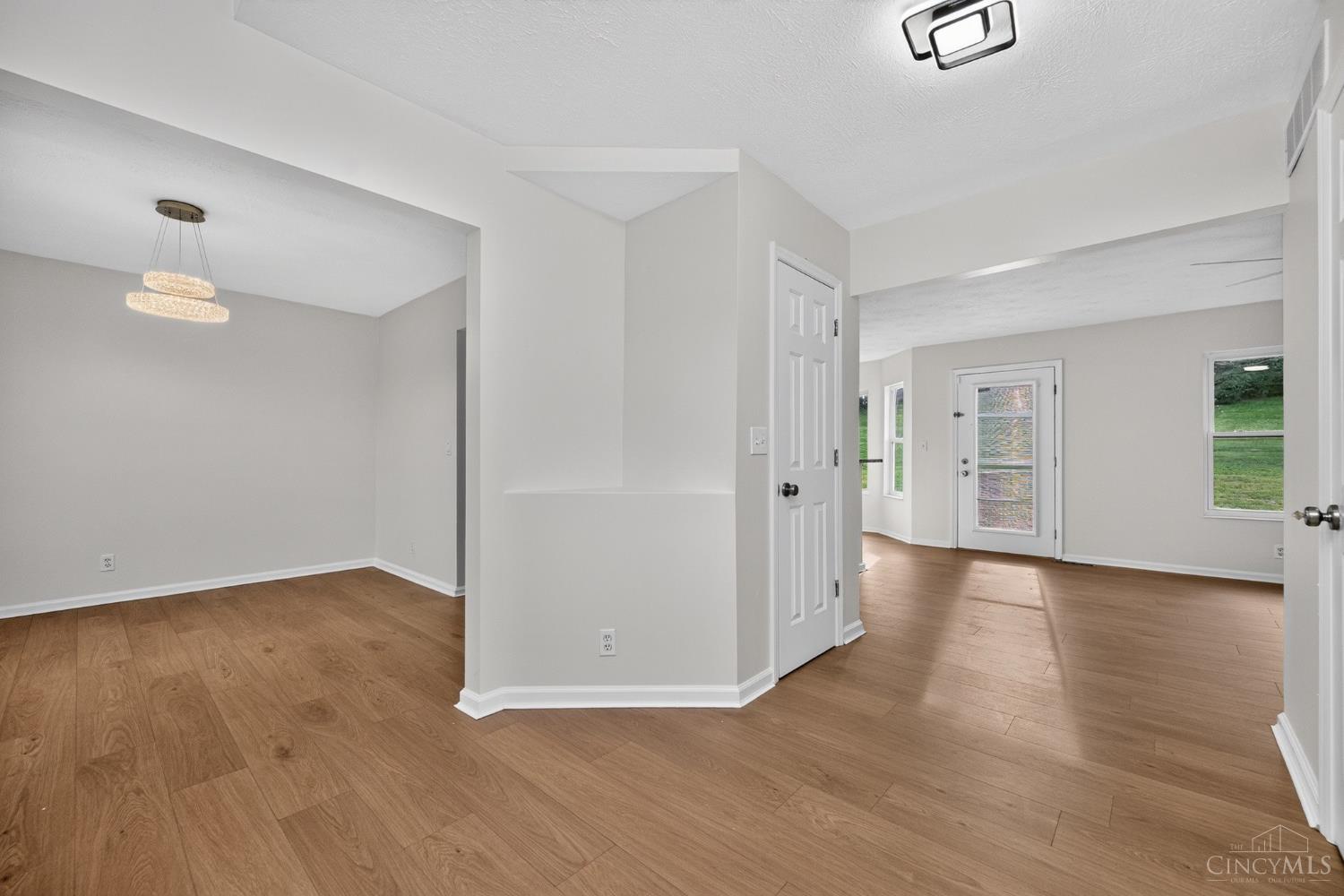 11909 Winston Circle Property Photo 9