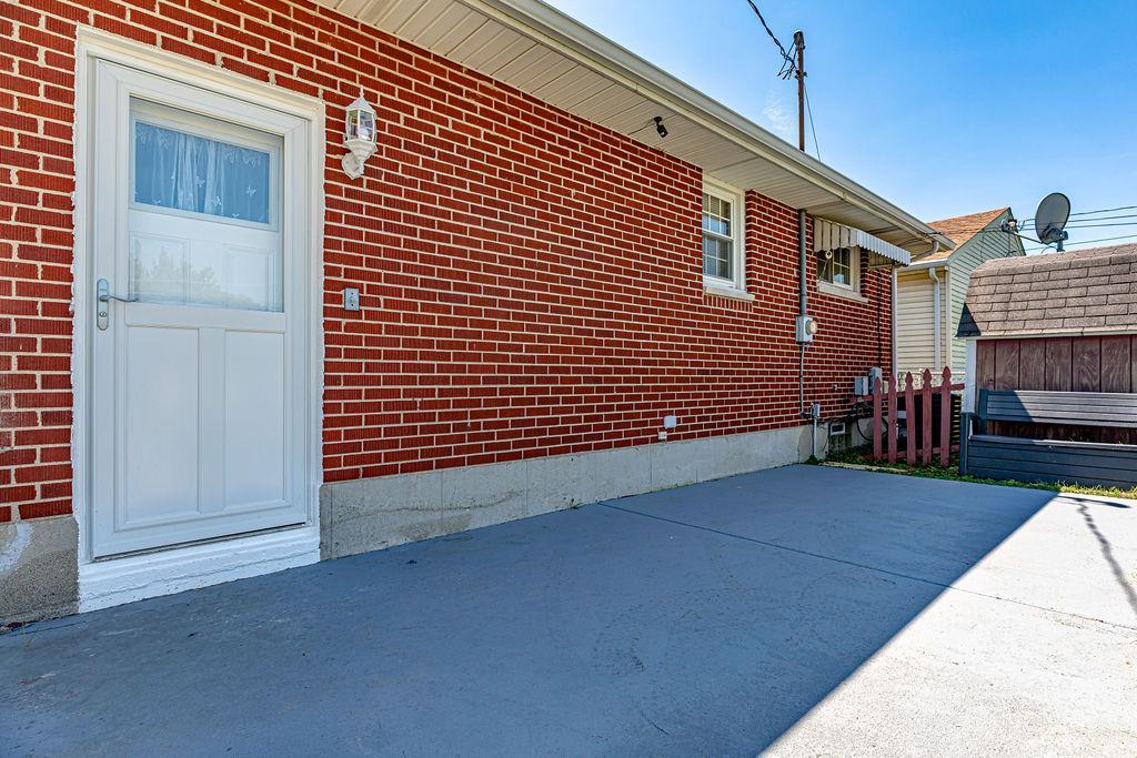 798 St Clair Avenue Property Photo 9