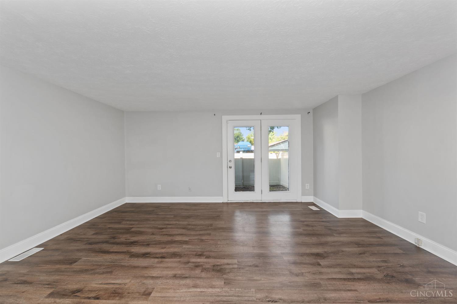 492 Glencoe Court Property Photo 4