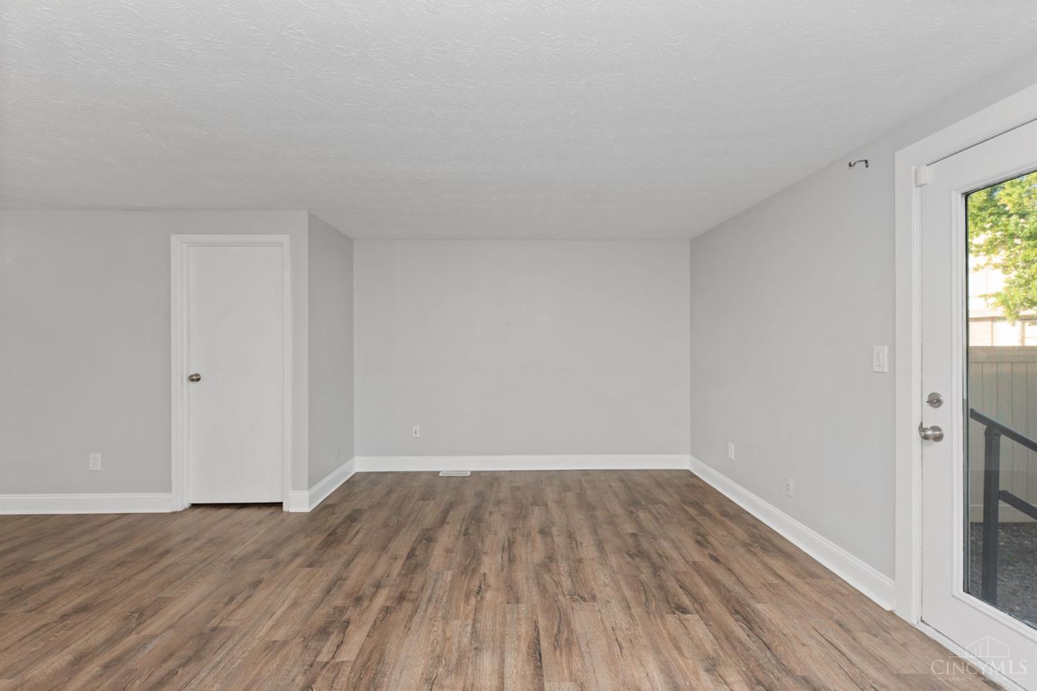 492 Glencoe Court Property Photo 5