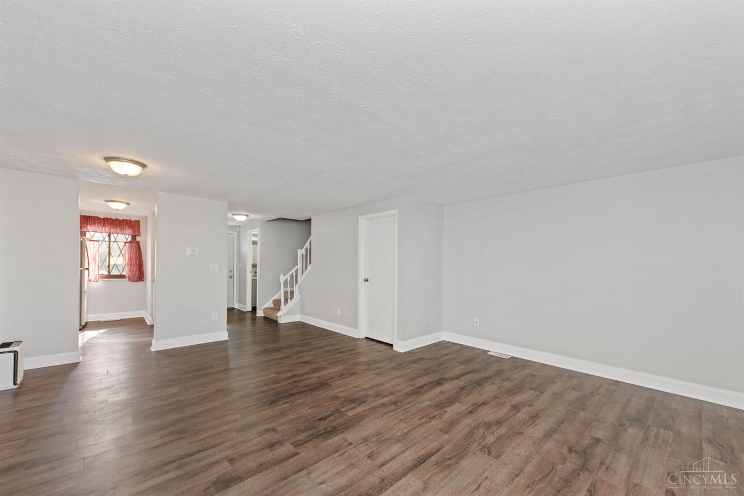 492 Glencoe Court Property Photo 7