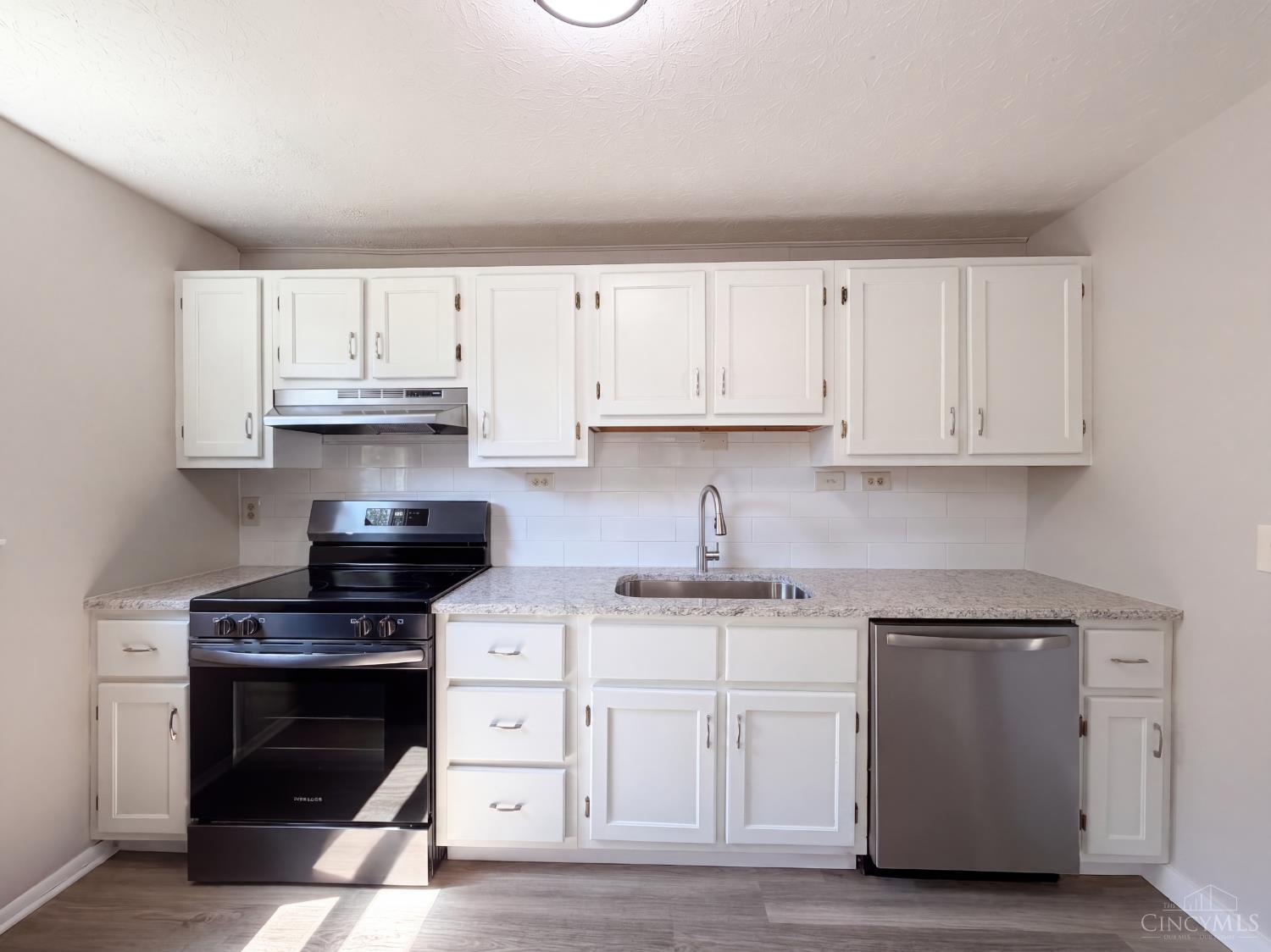 2891 Grosvenor Drive Property Photo 2
