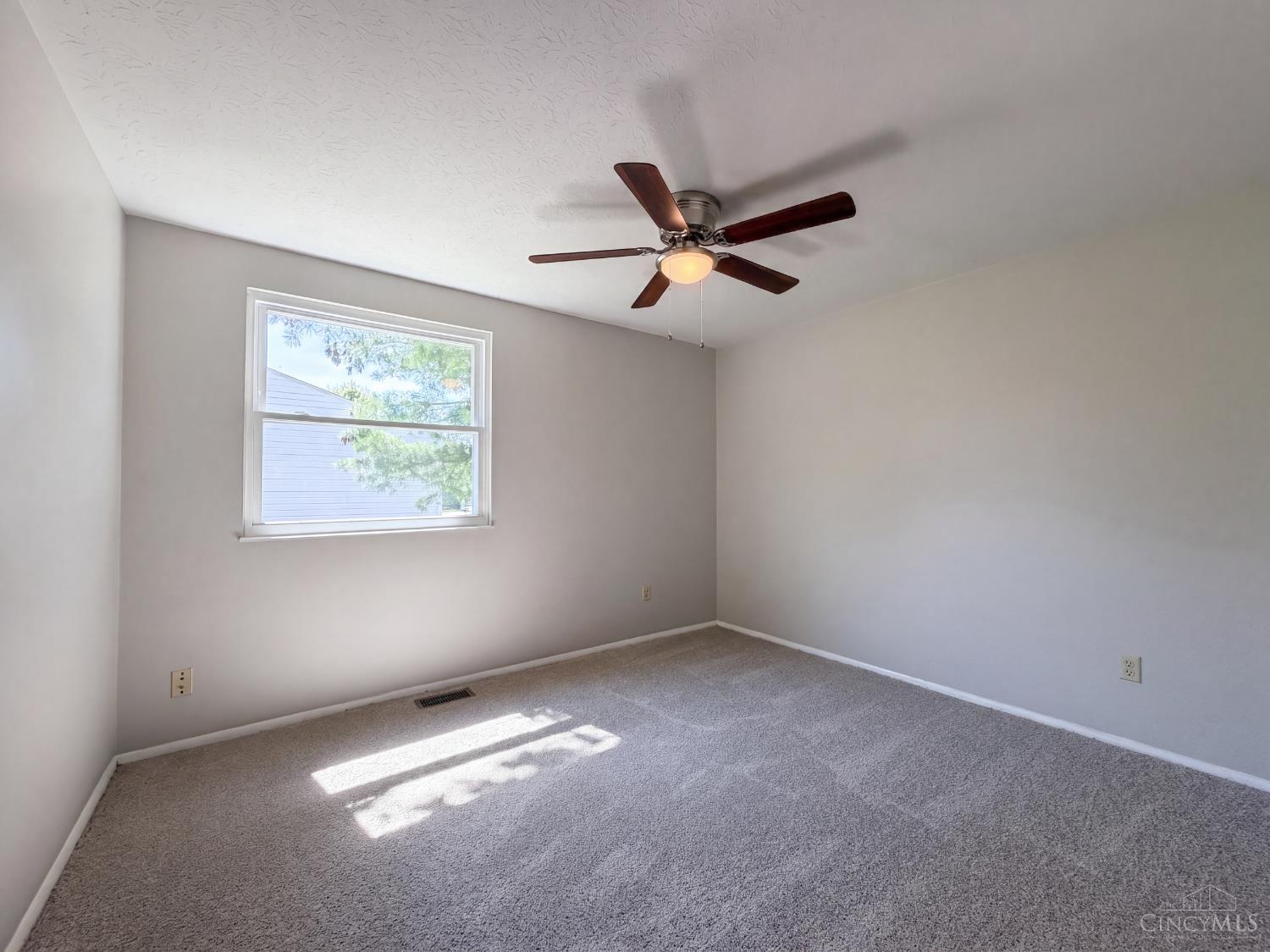 2891 Grosvenor Drive Property Photo 4