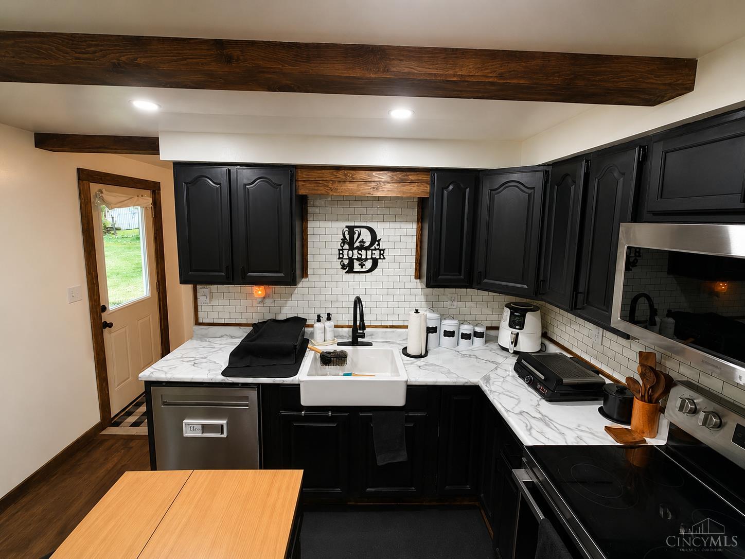 949 Wylie Road Property Photo 6