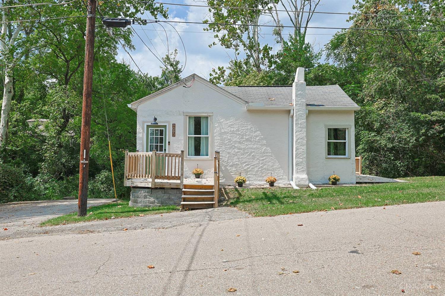 9093 Oak Drive Property Photo 1