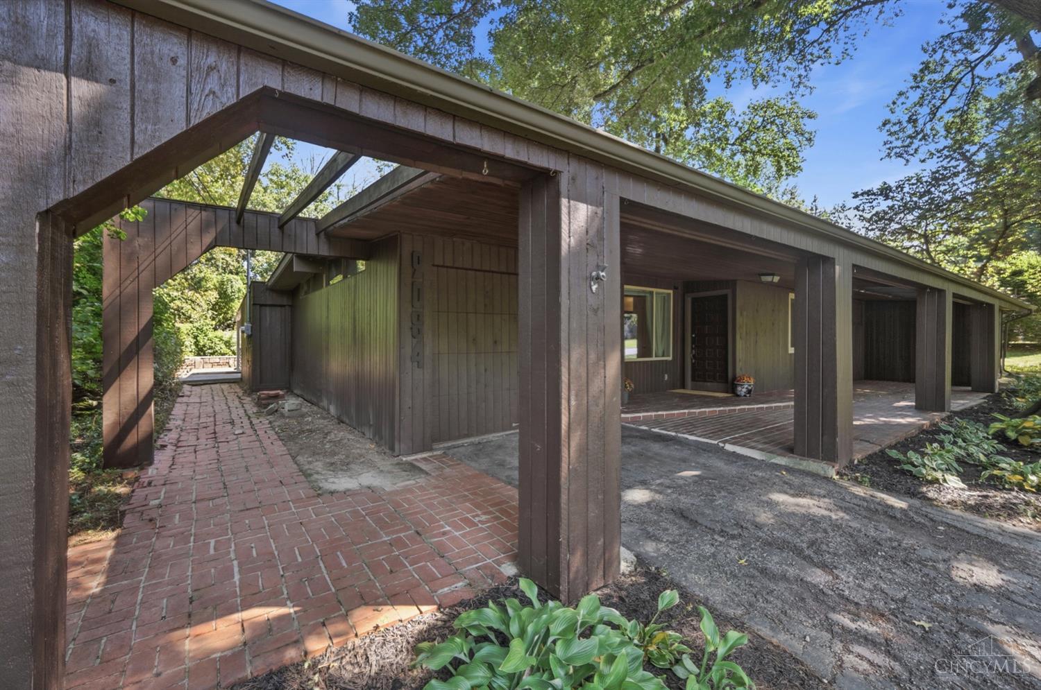 9084 Arrowhead Court Property Photo 3