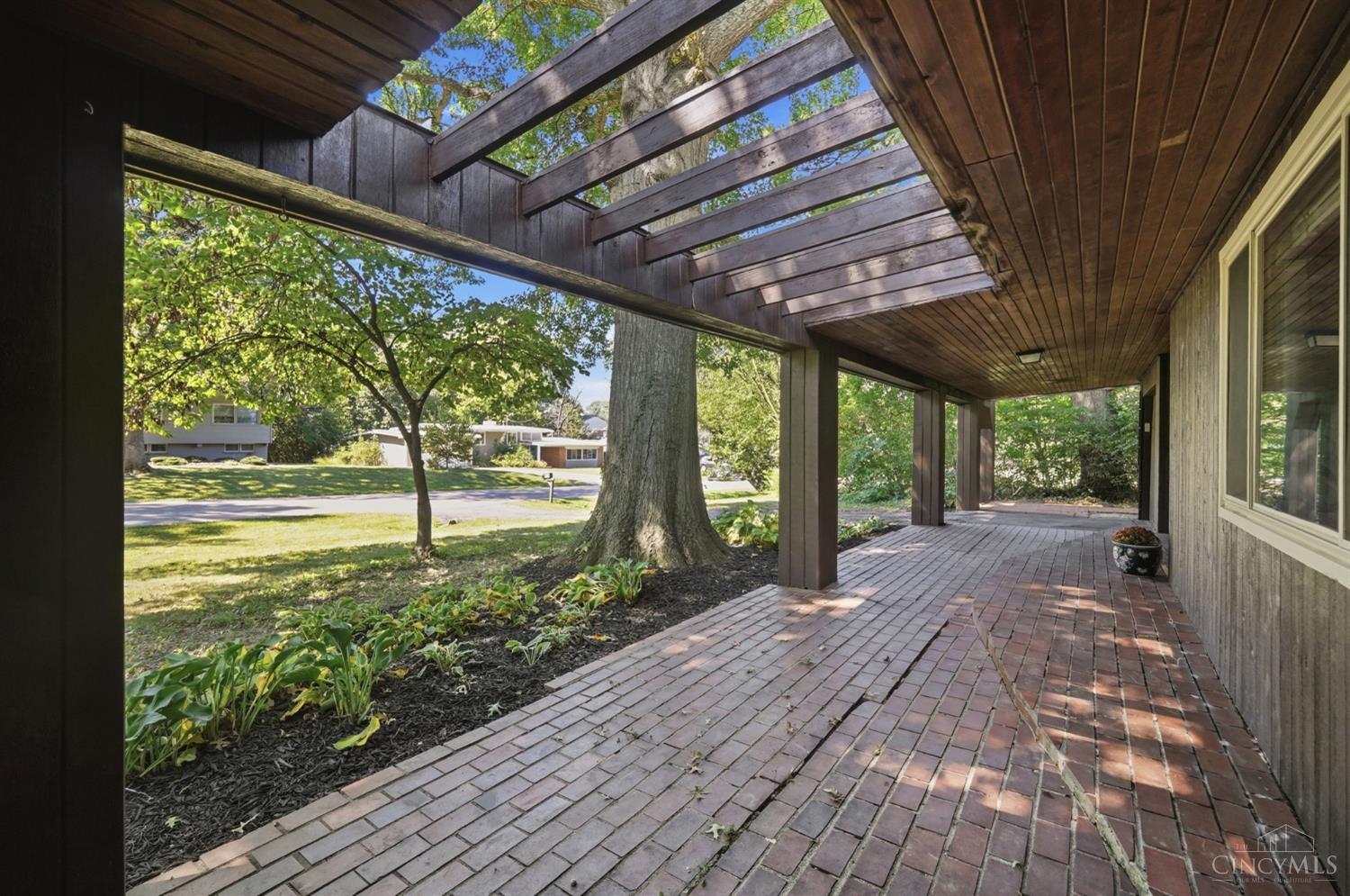 9084 Arrowhead Court Property Photo 4