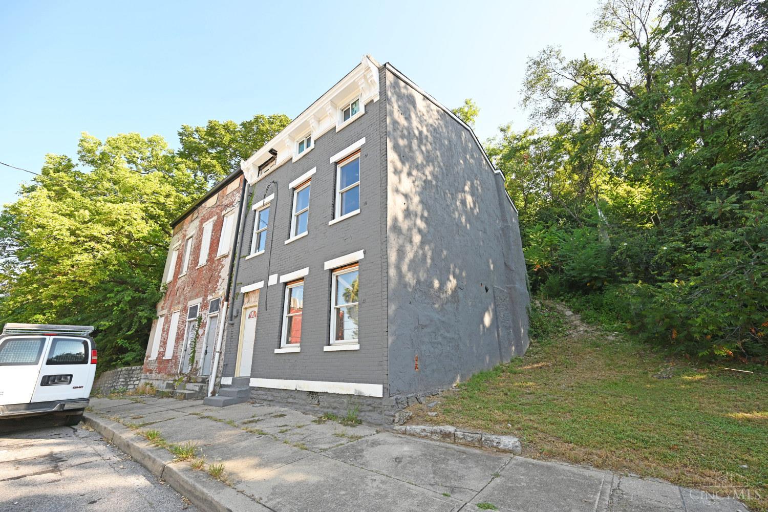 E 38 Clifton Avenue Property Photo 2