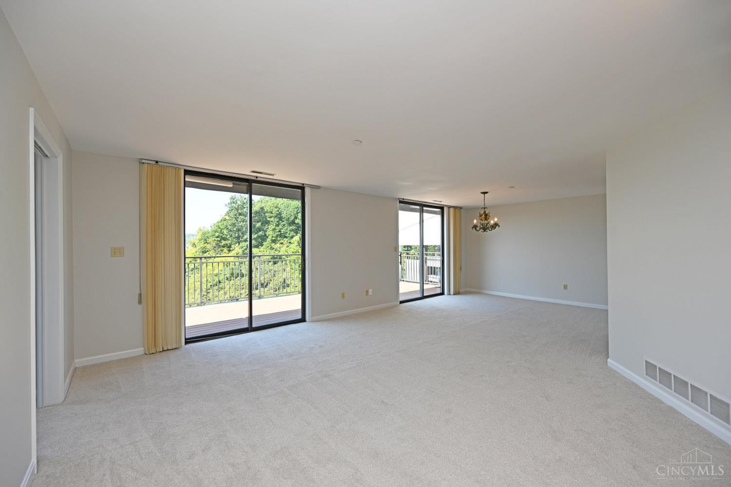 415 Bond Place Property Photo 6