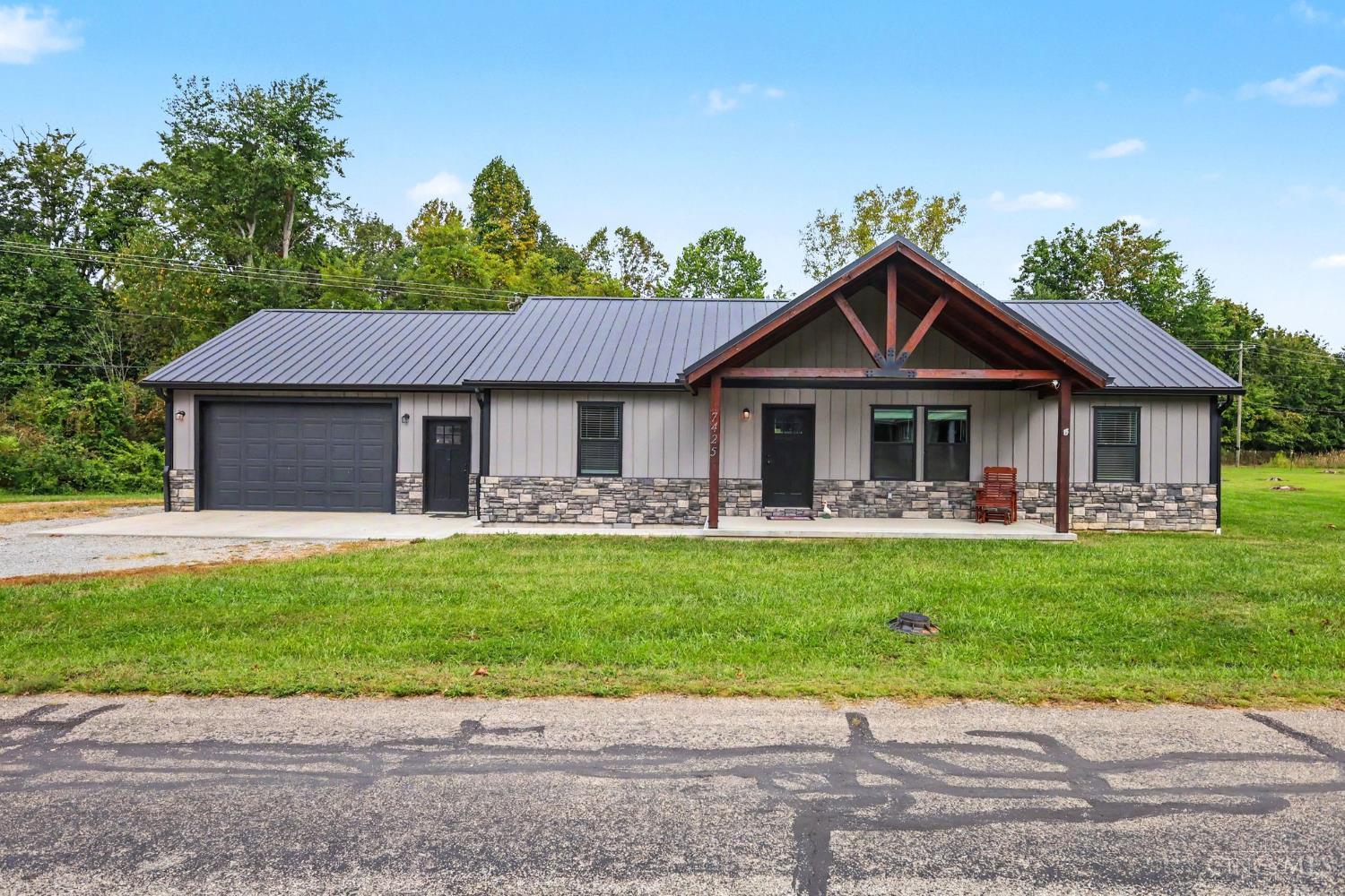 7425 King Road Property Photo 1