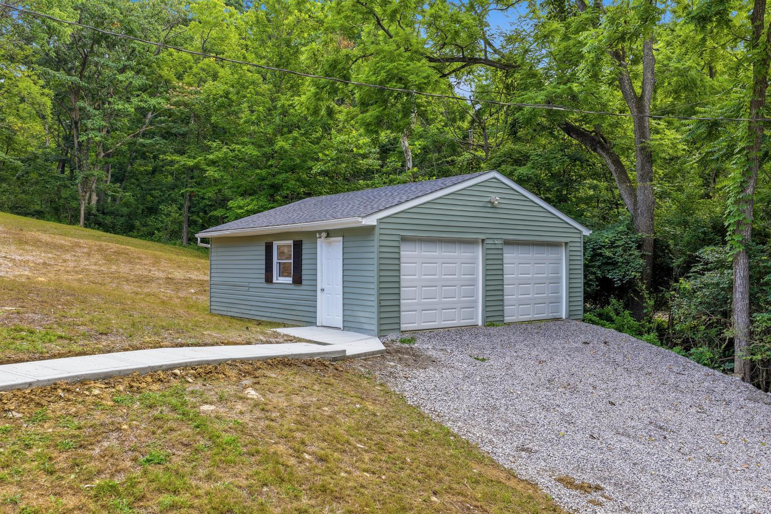 892 Happy Lane Property Photo 2