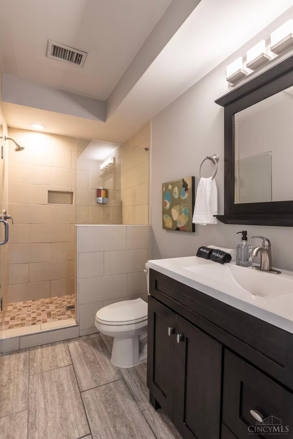 2201 Reading Road Property Photo 8