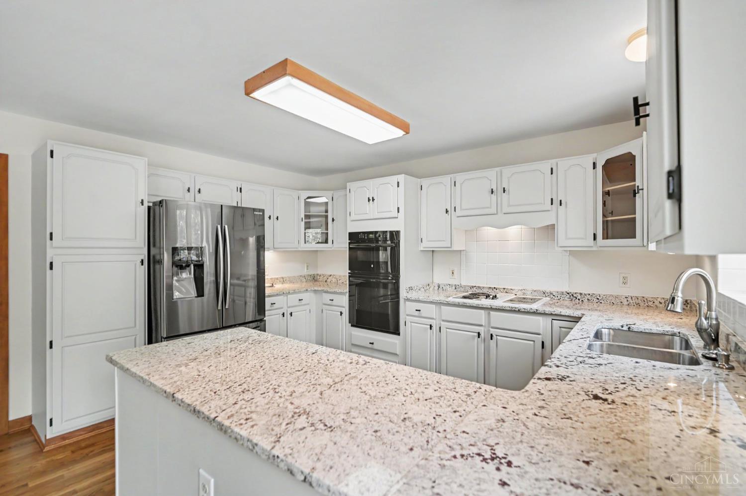 3416 Surrey Lane Property Photo 4