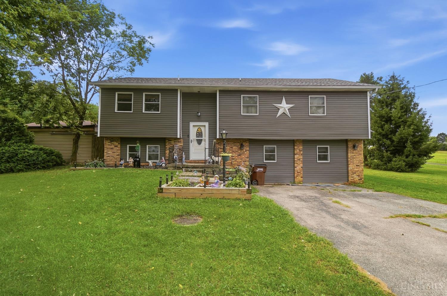 1733 Newlove Road Property Photo 1