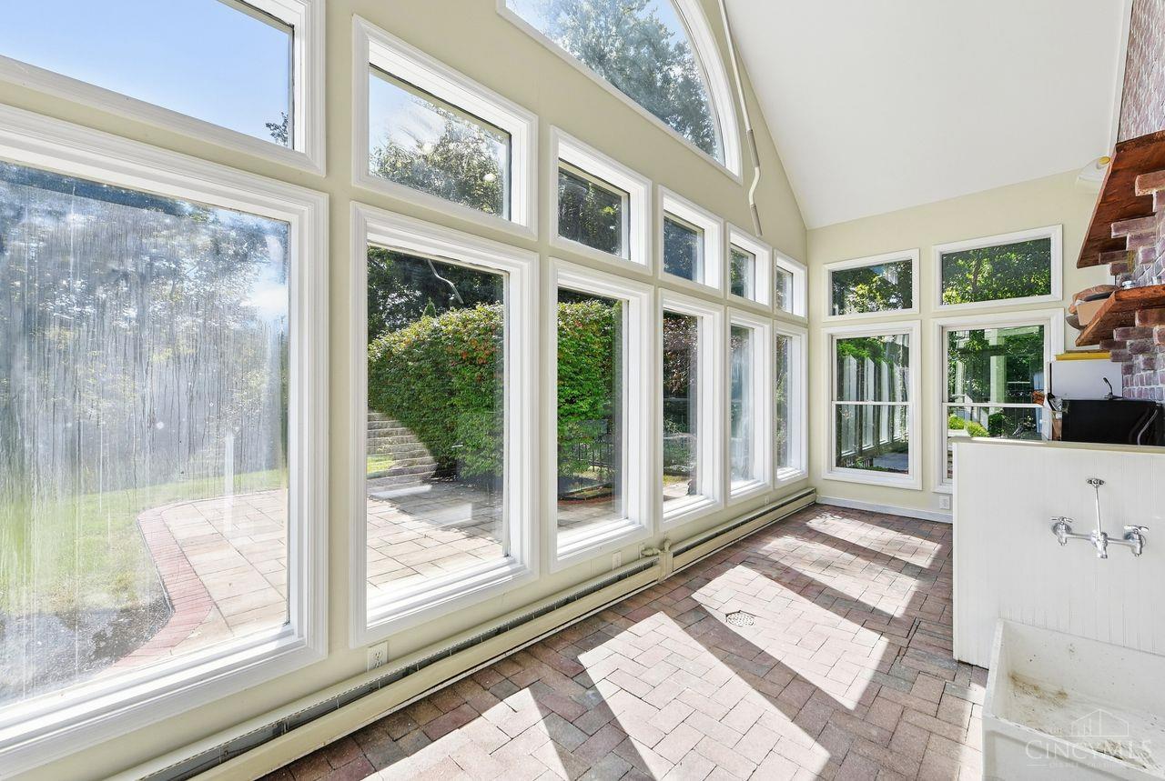 8575 Sleepy Hollow Drive Property Photo 7