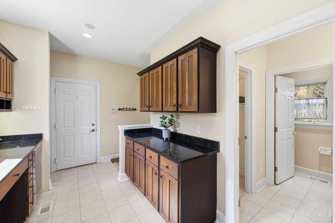 8575 Sleepy Hollow Drive Property Photo 12