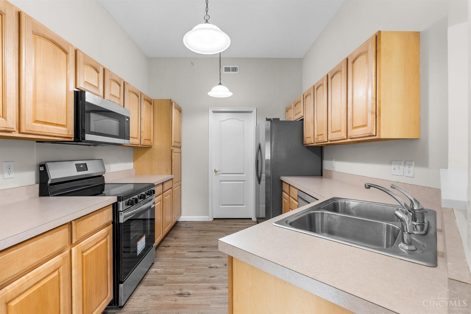 4654 Trophy Lane Property Photo 10