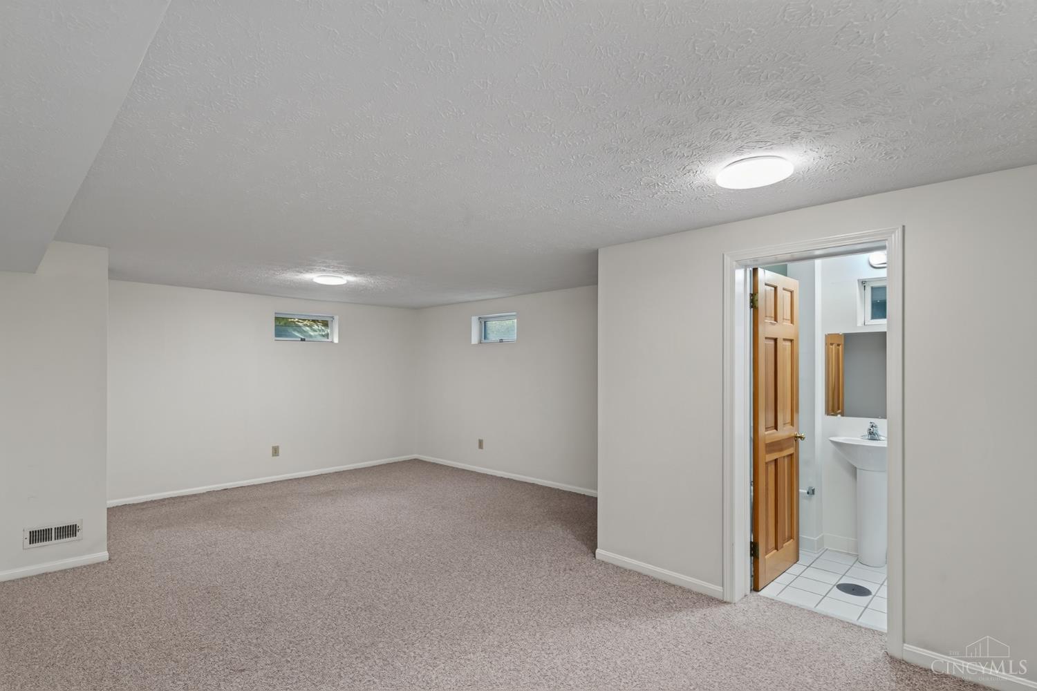 9043 Winton Road Property Photo 12
