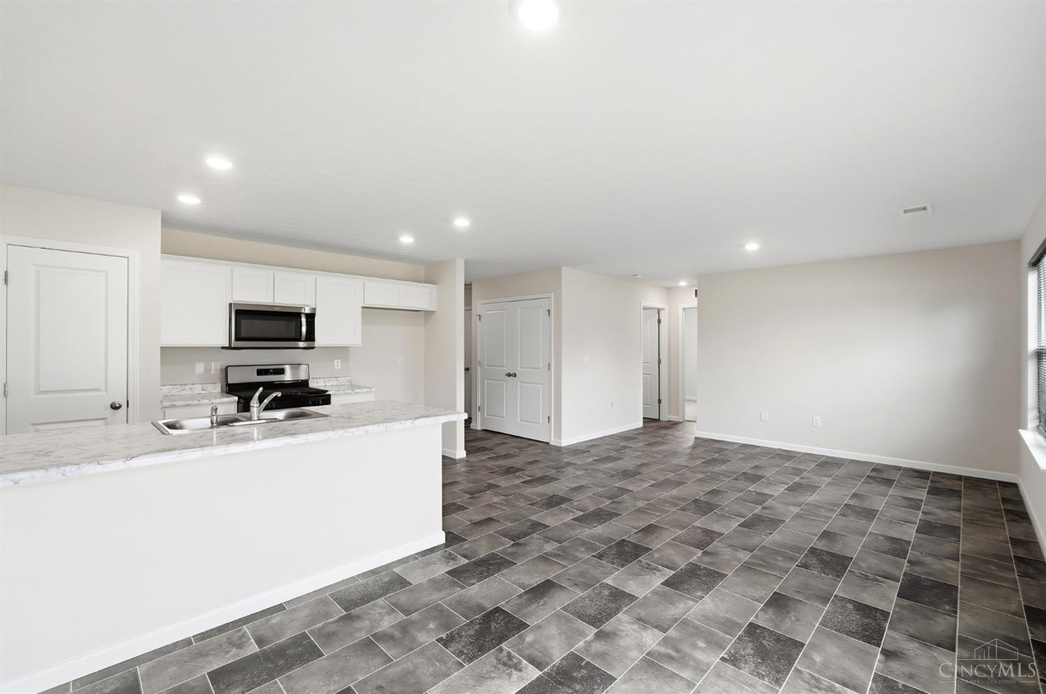 122 Ashburn Way Property Photo 8