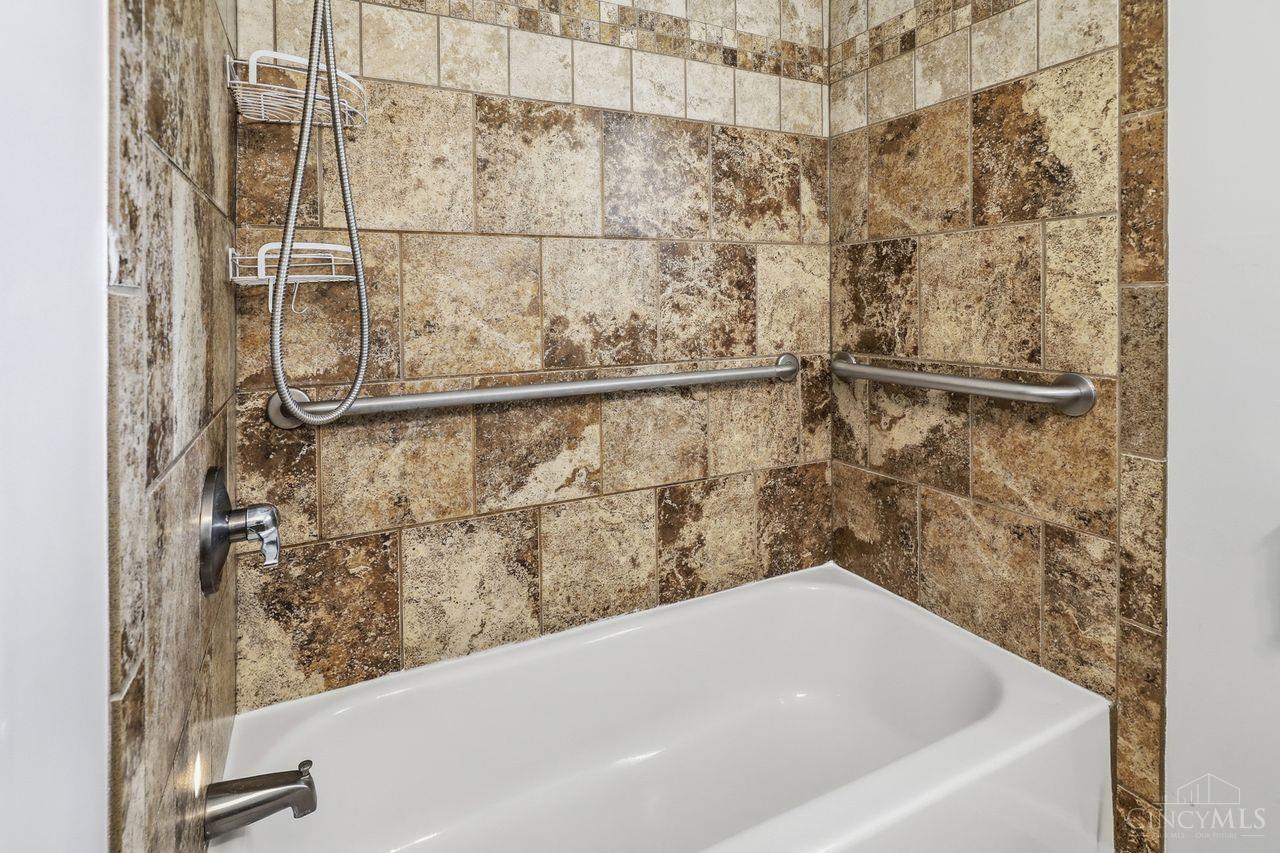 8005 Crest Acres Drive Property Photo 12
