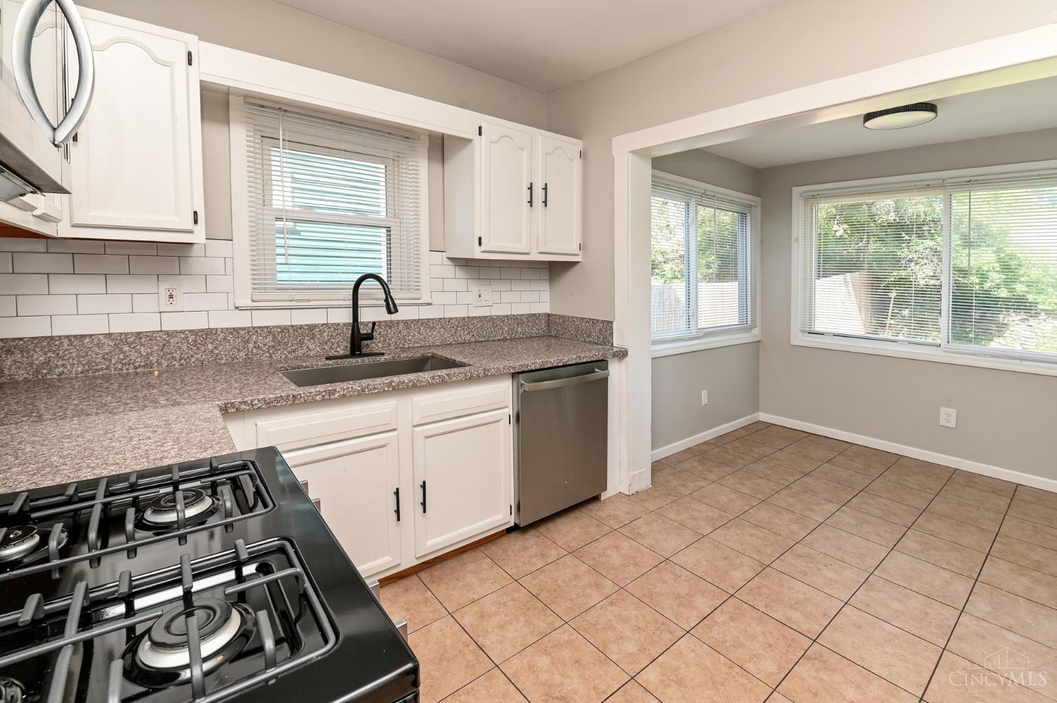 1946 Hewitt Avenue Property Photo 10