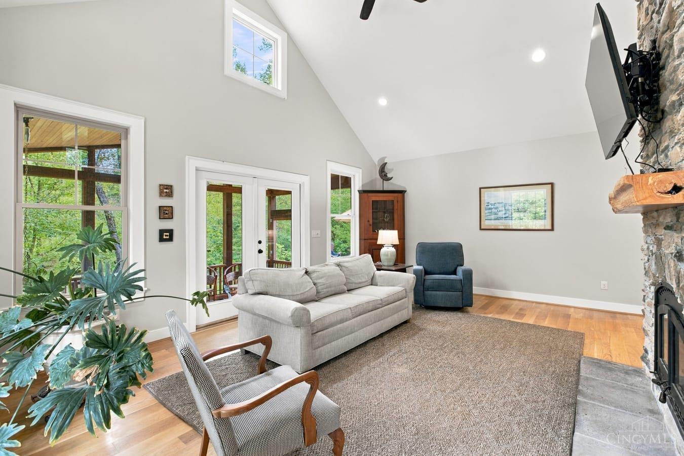 5286 Hillcrest Drive Property Photo 4