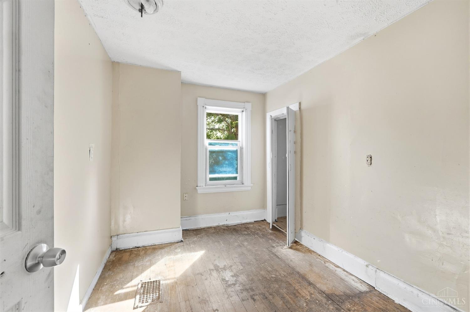 2064 Logan Avenue Property Photo 32