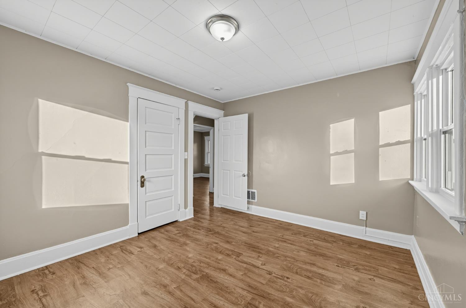 2949 Mignon Avenue Property Photo 2