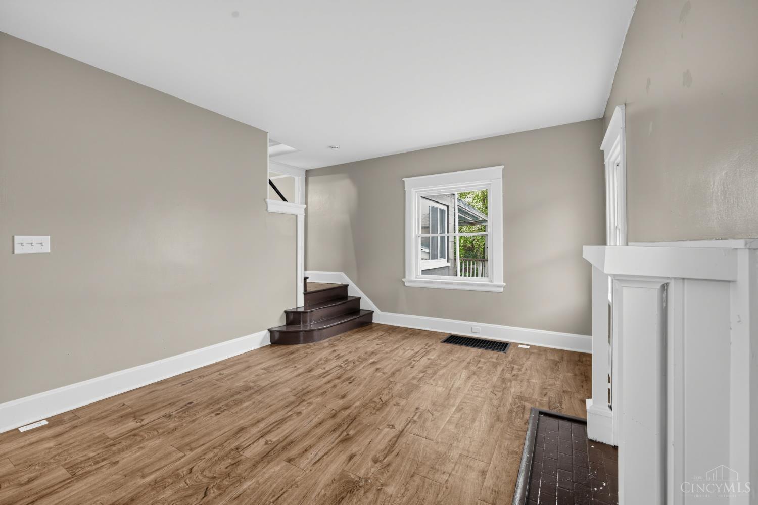 2949 Mignon Avenue Property Photo 3