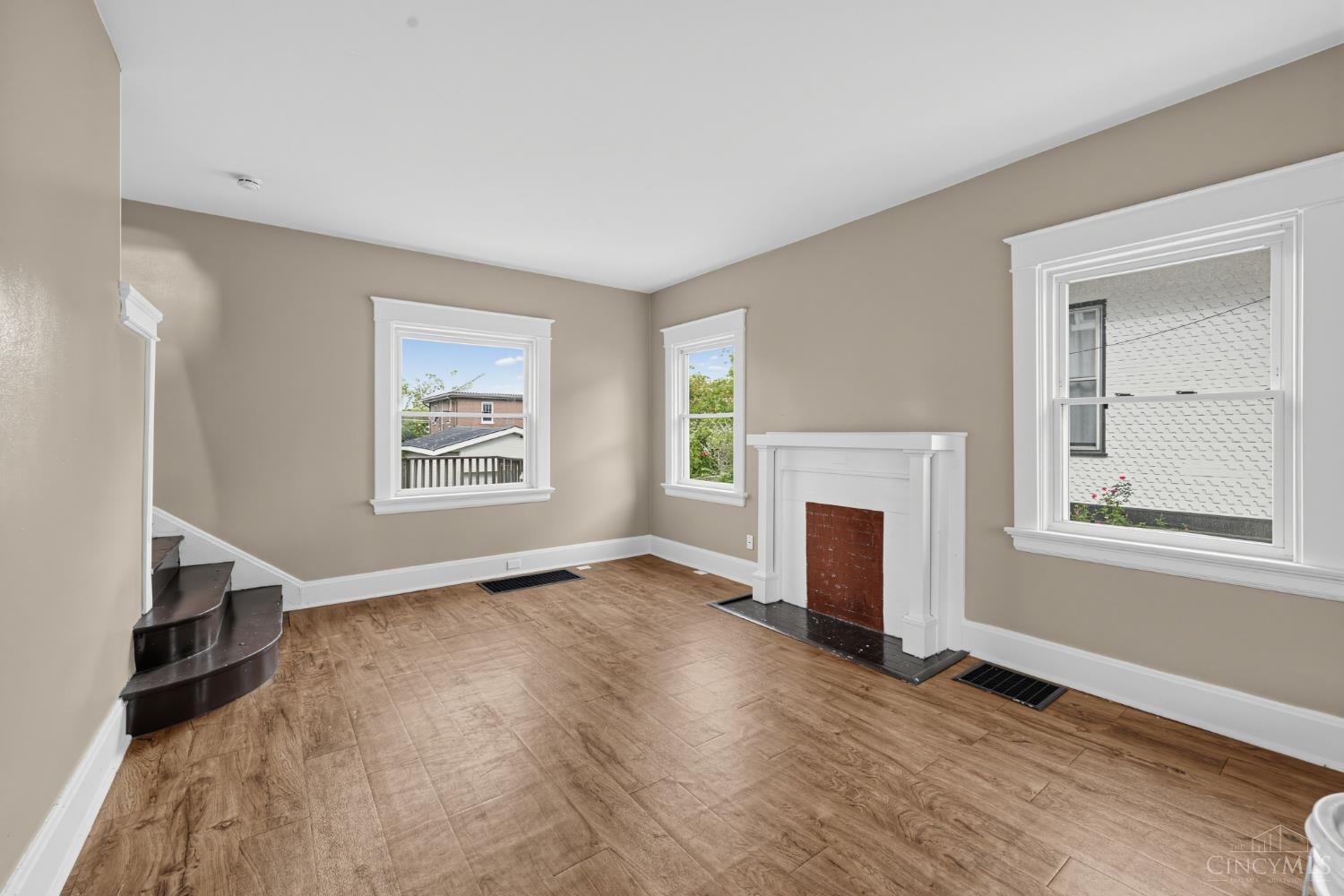 2949 Mignon Avenue Property Photo 4
