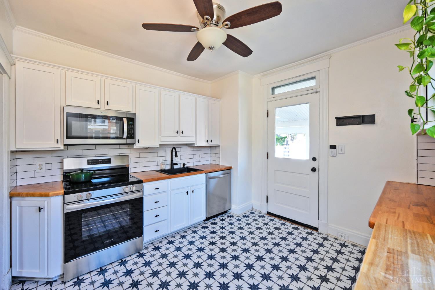 2790 Markbreit Avenue Property Photo 17