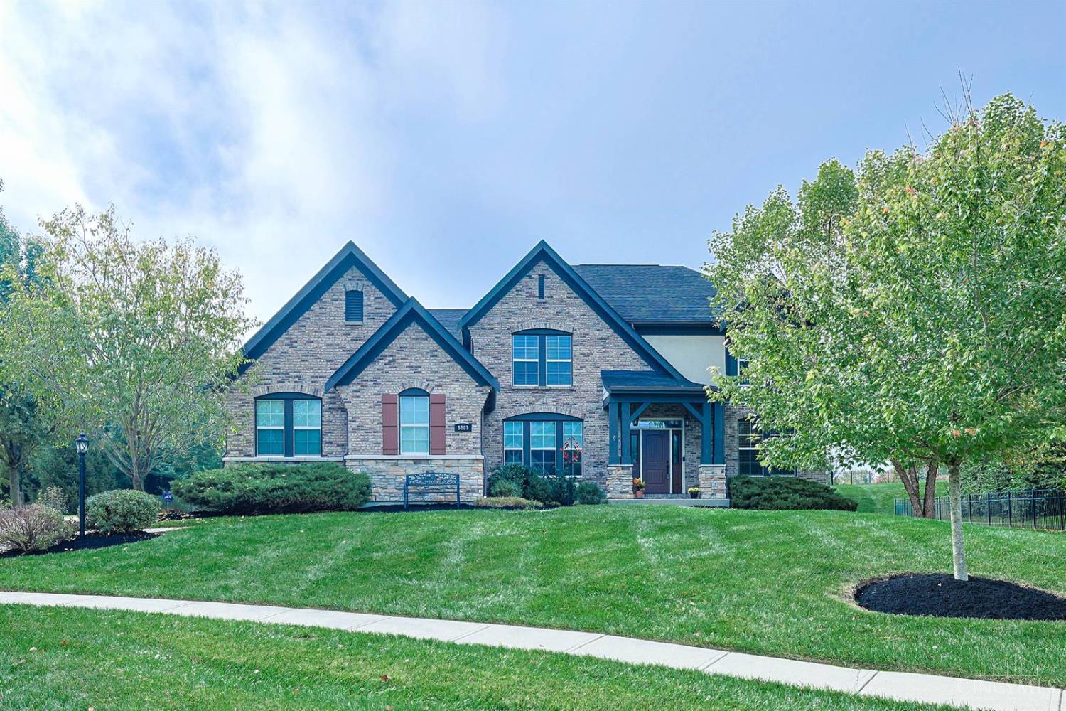 6807 Trailview Close Property Photo 1