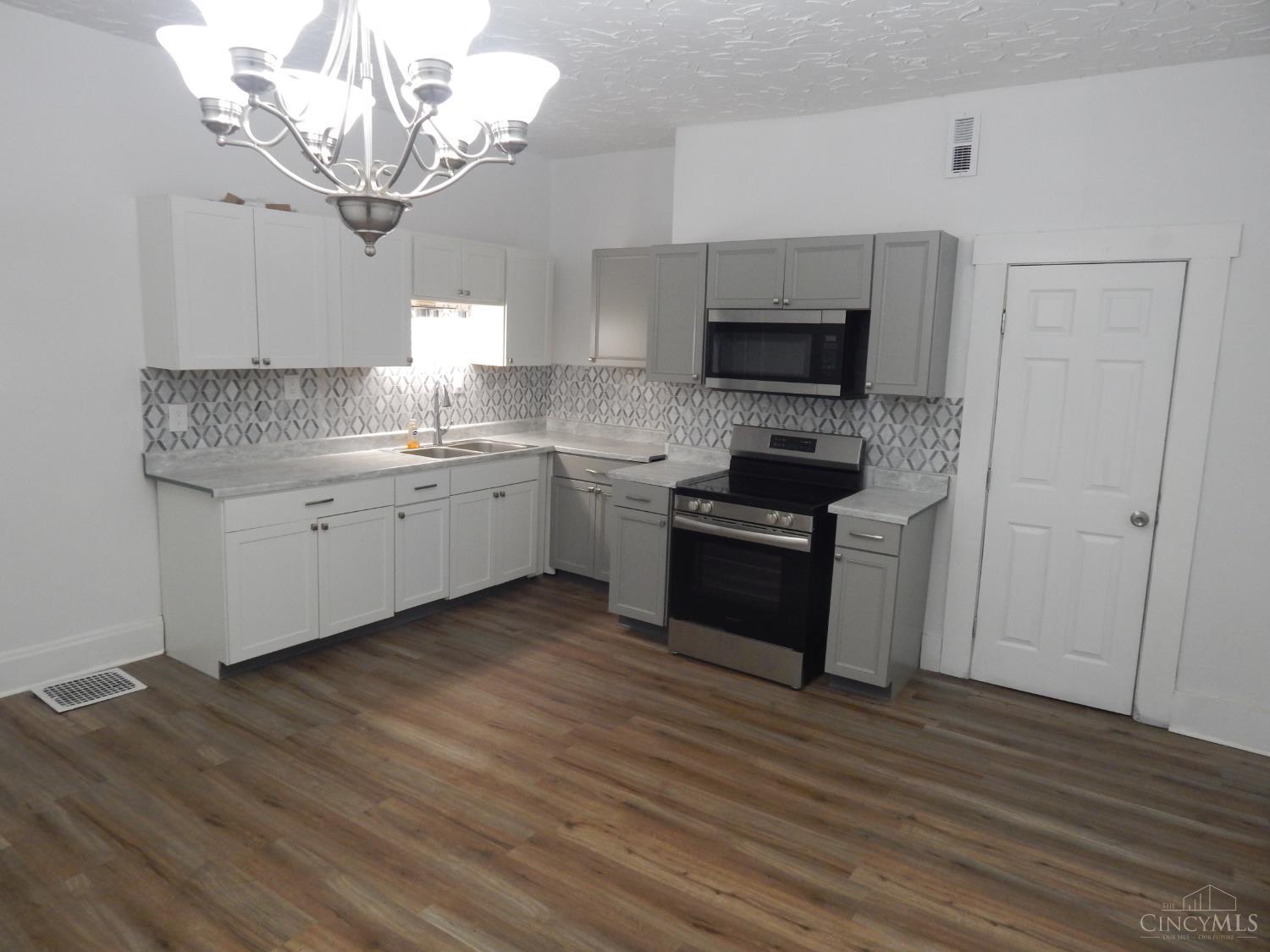 655 Steiner Avenue Property Photo 12
