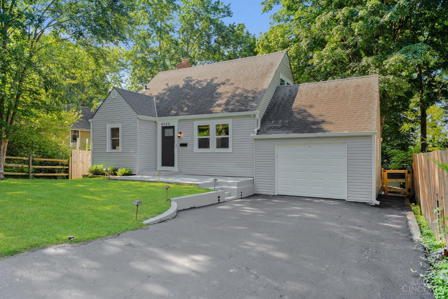 6923 Buckingham Place Property Photo 1