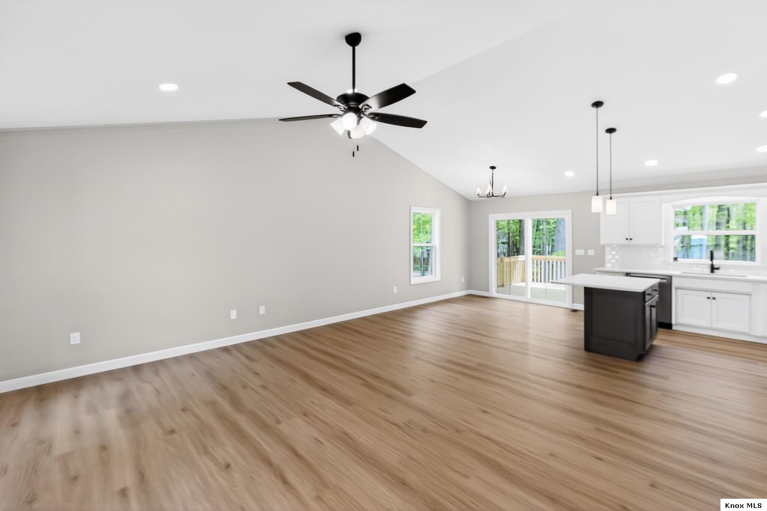 532 Floral Valley West Property Photo 4