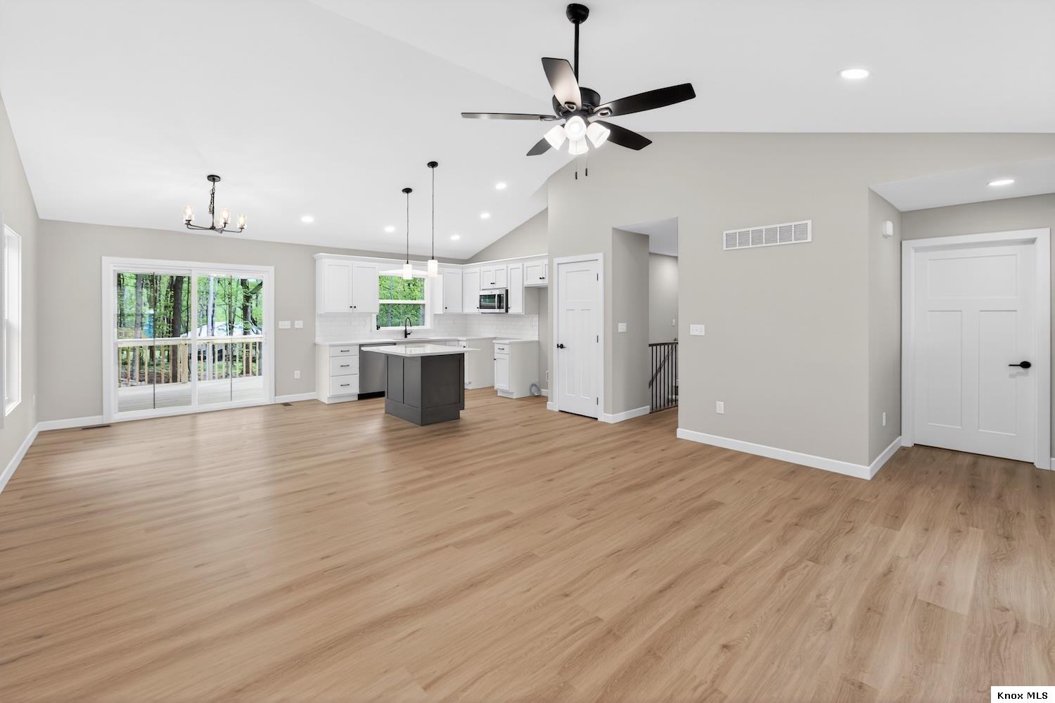 532 Floral Valley West Property Photo 5