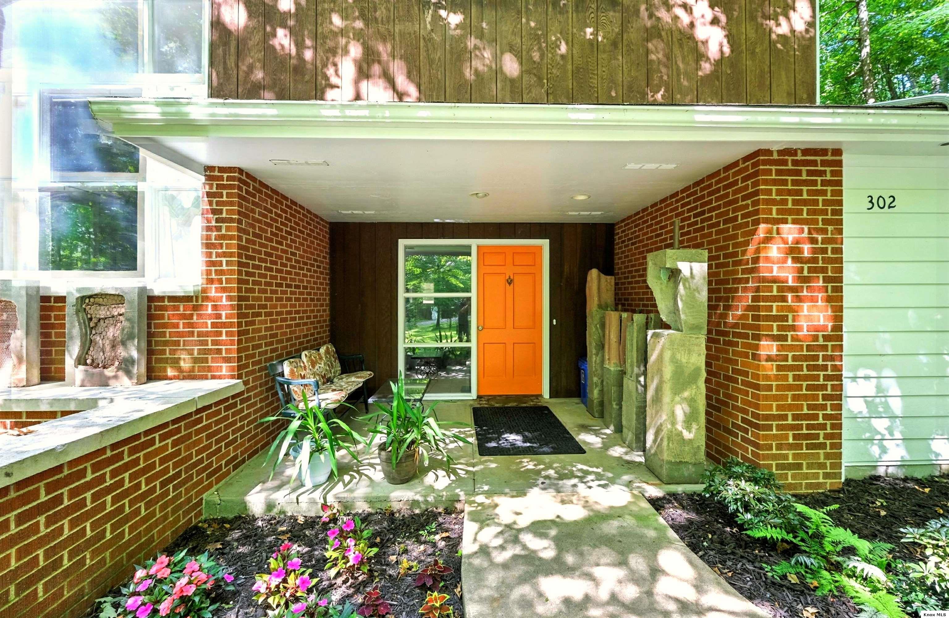 302 E Woodside Dr. Property Photo 2