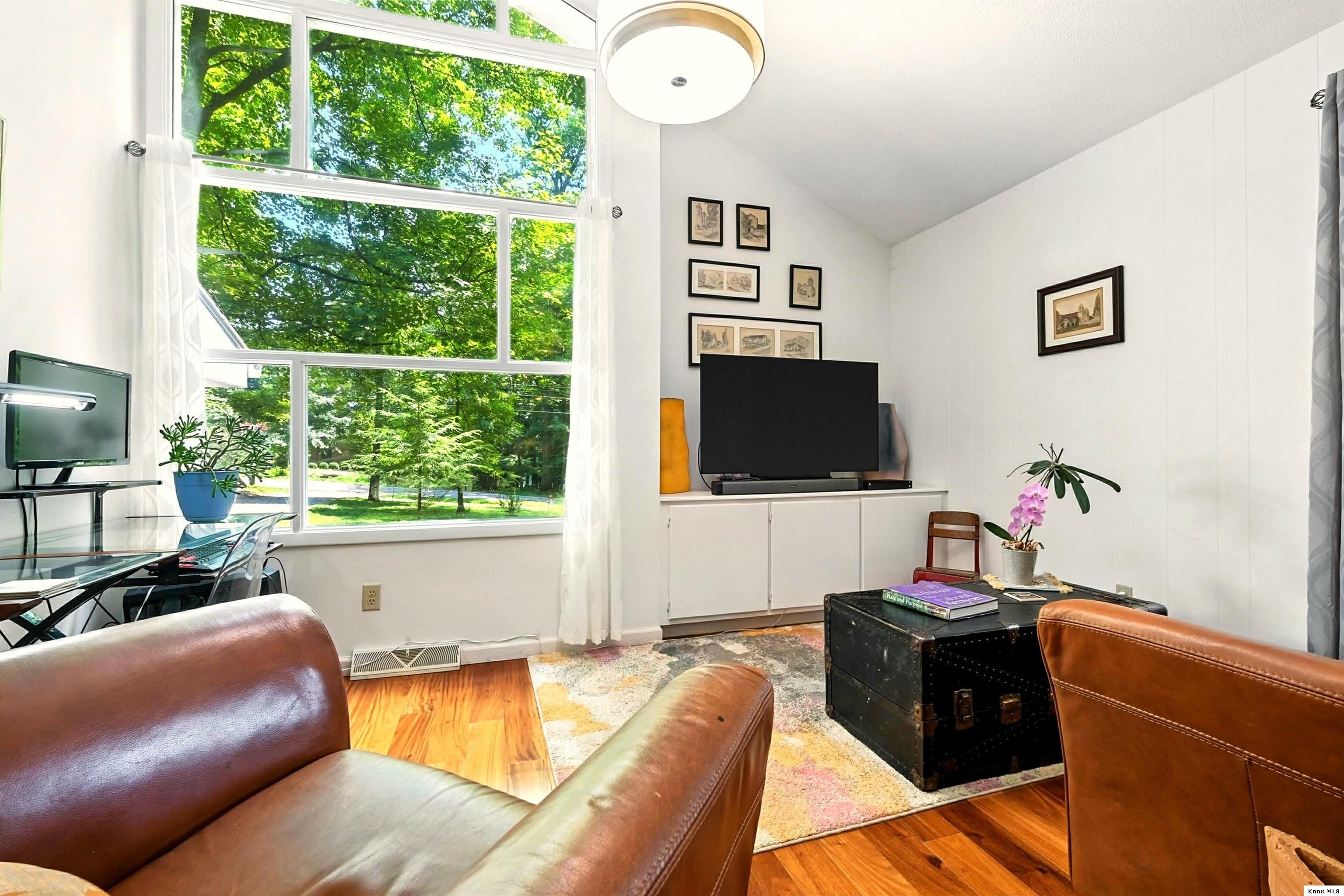 302 E Woodside Dr. Property Photo 7