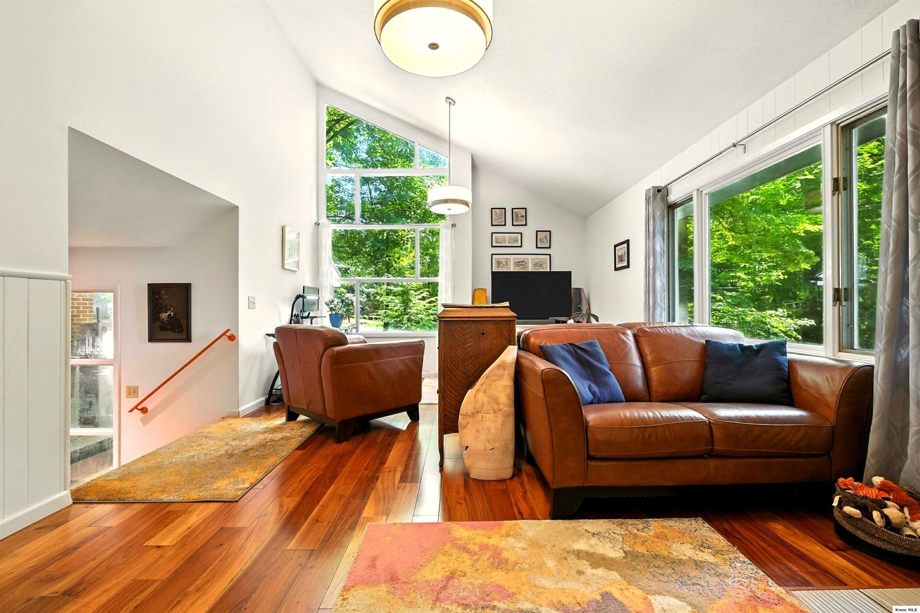 302 E Woodside Dr. Property Photo 8