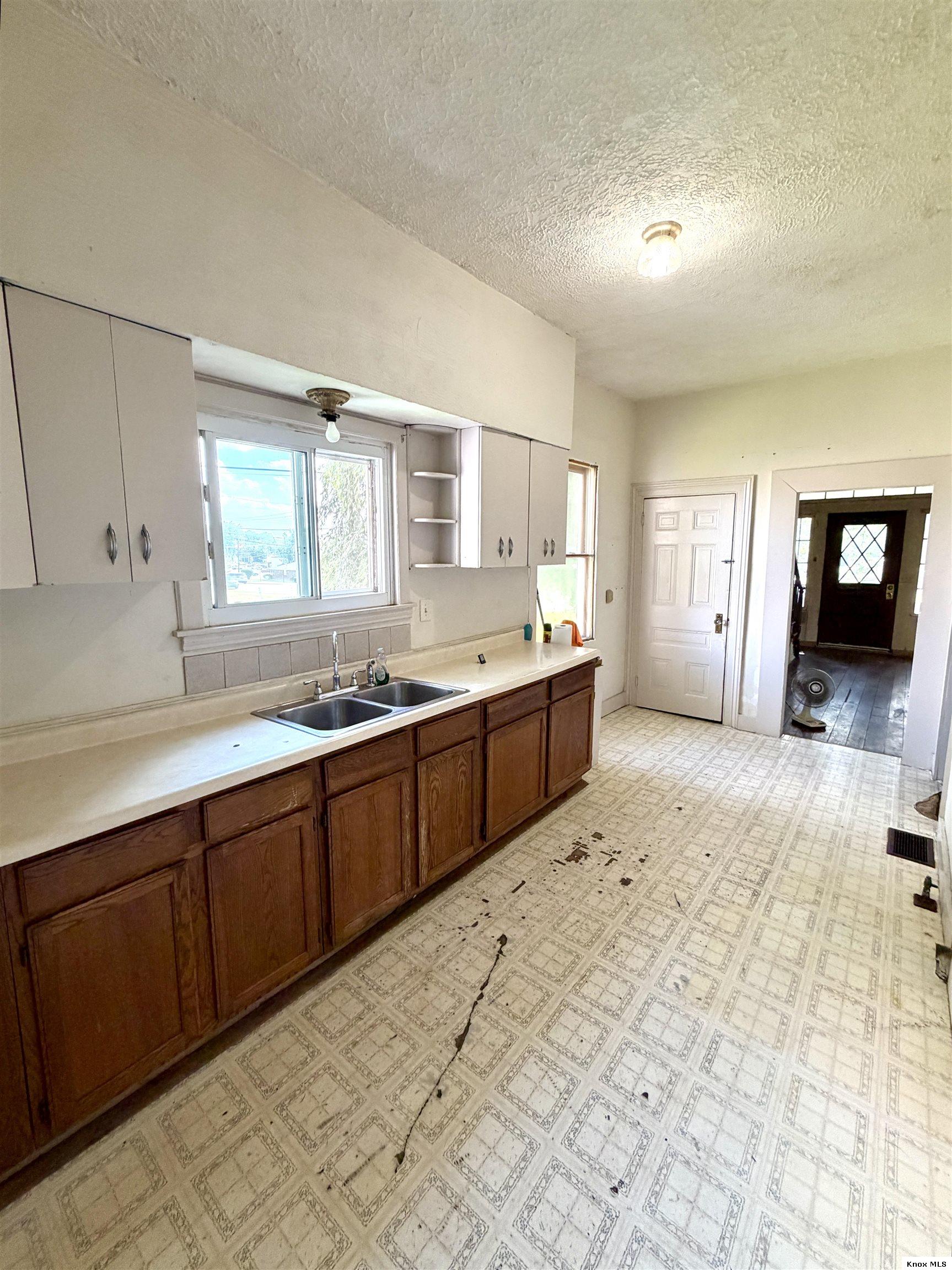 490 Vernonview Drive Property Photo 4