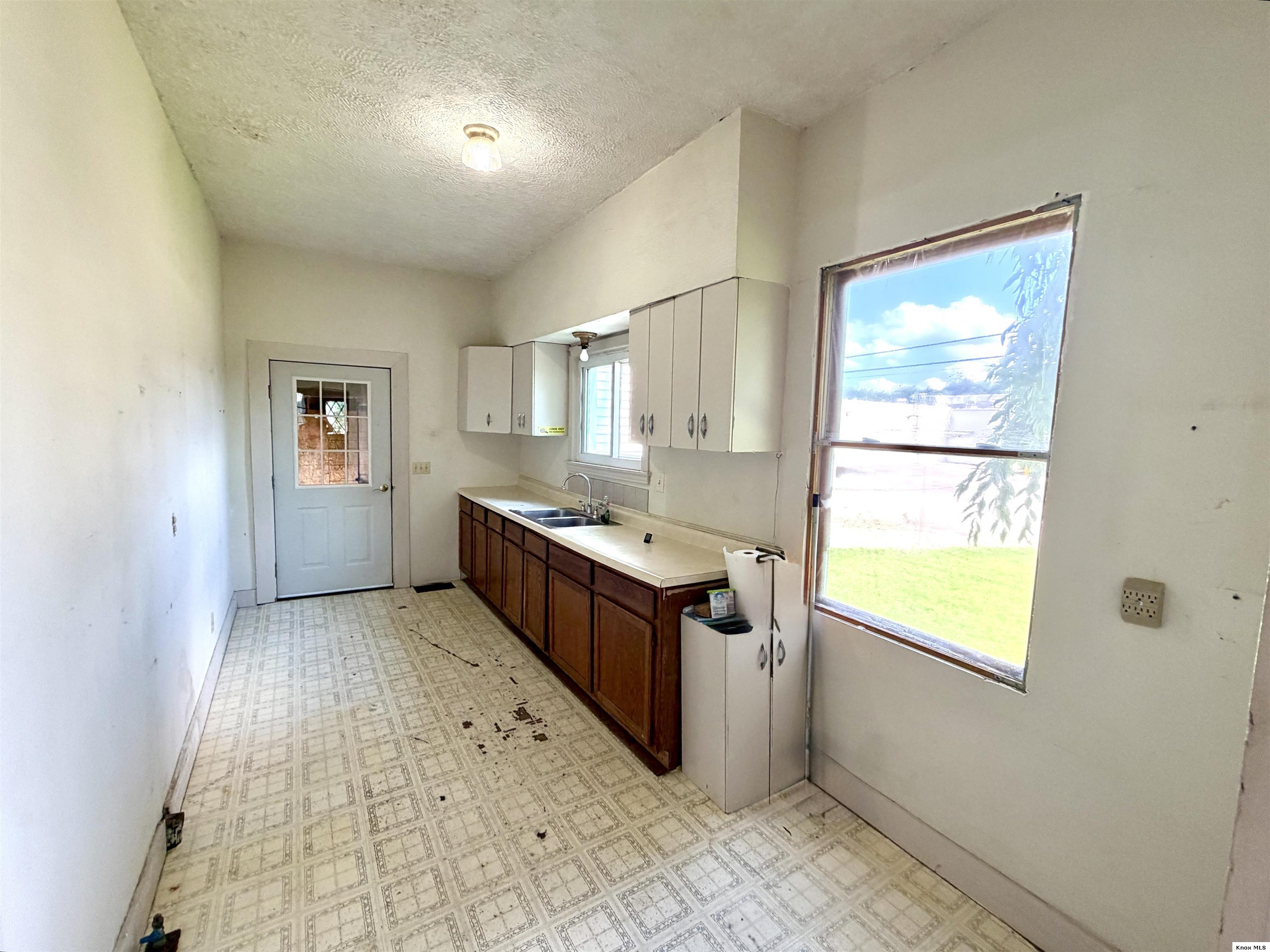 490 Vernonview Drive Property Photo 5