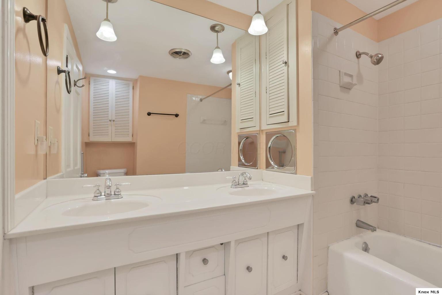 403 E Gambier Property Photo 43