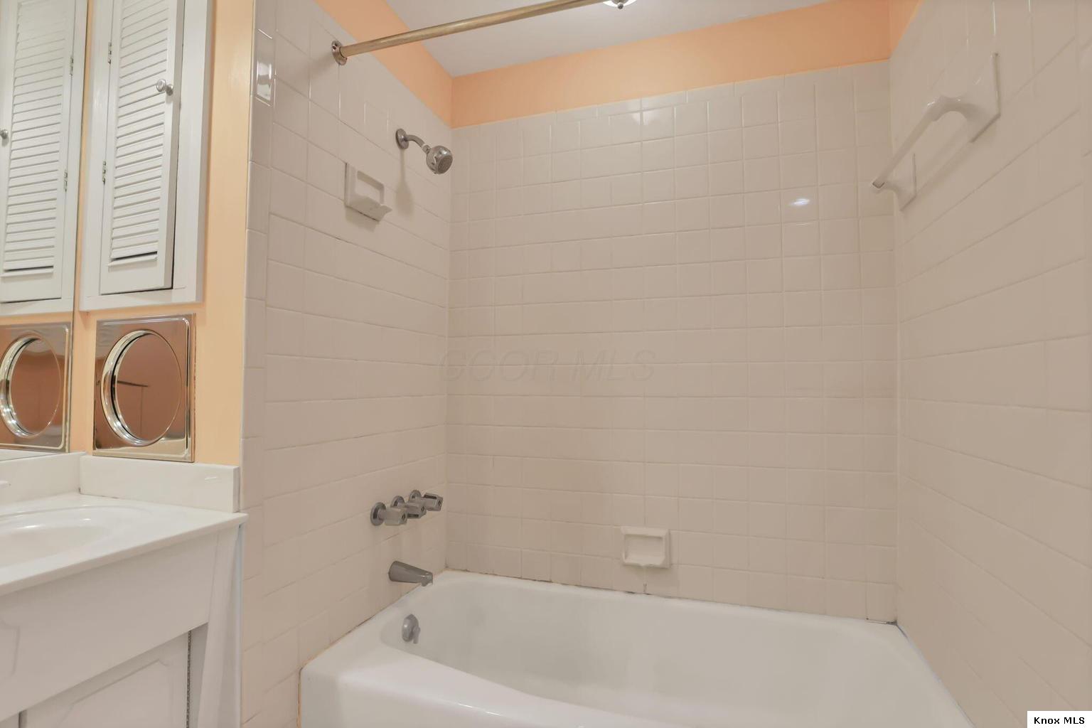 403 E Gambier Property Photo 44