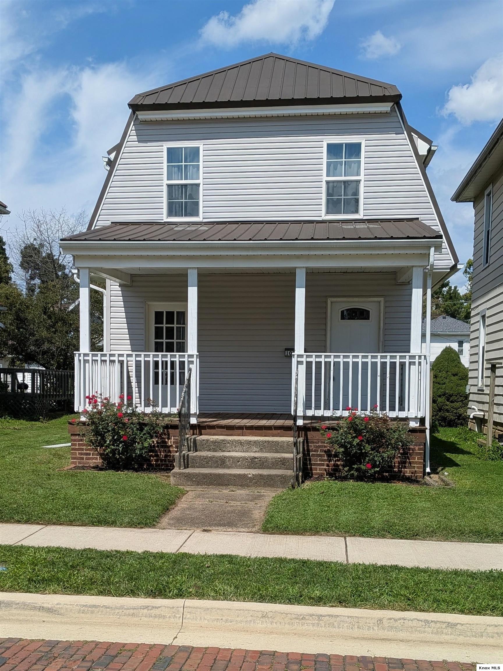 103 1/2 Oak Street Property Photo 1
