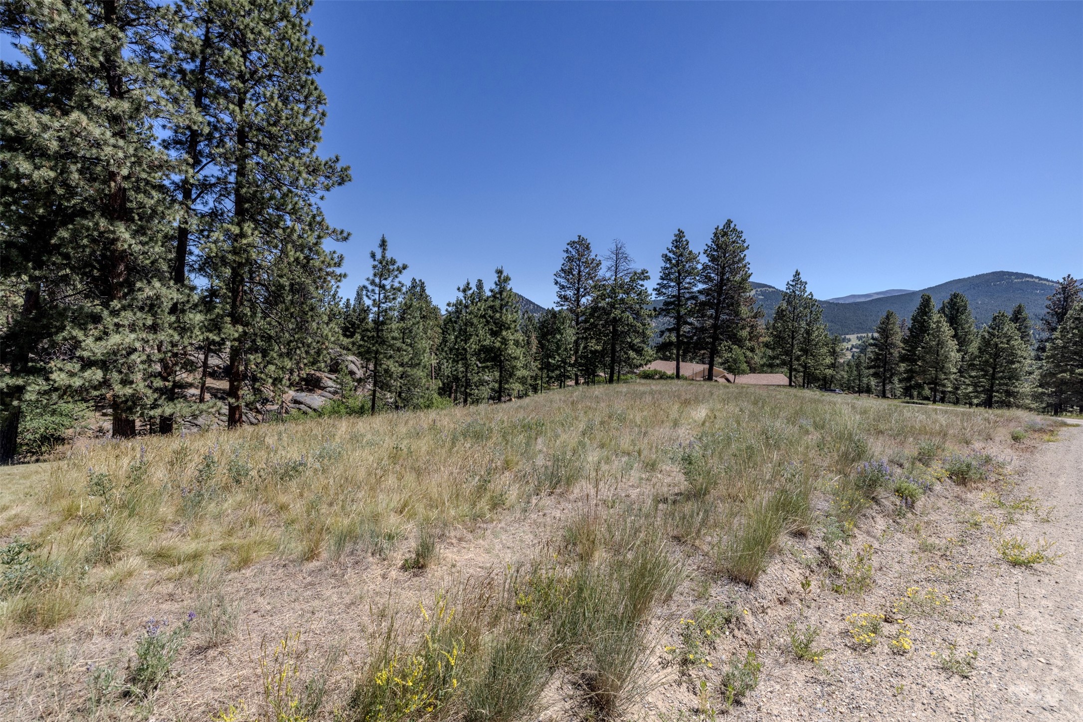 2 Middle Loop Road Property Photo 8