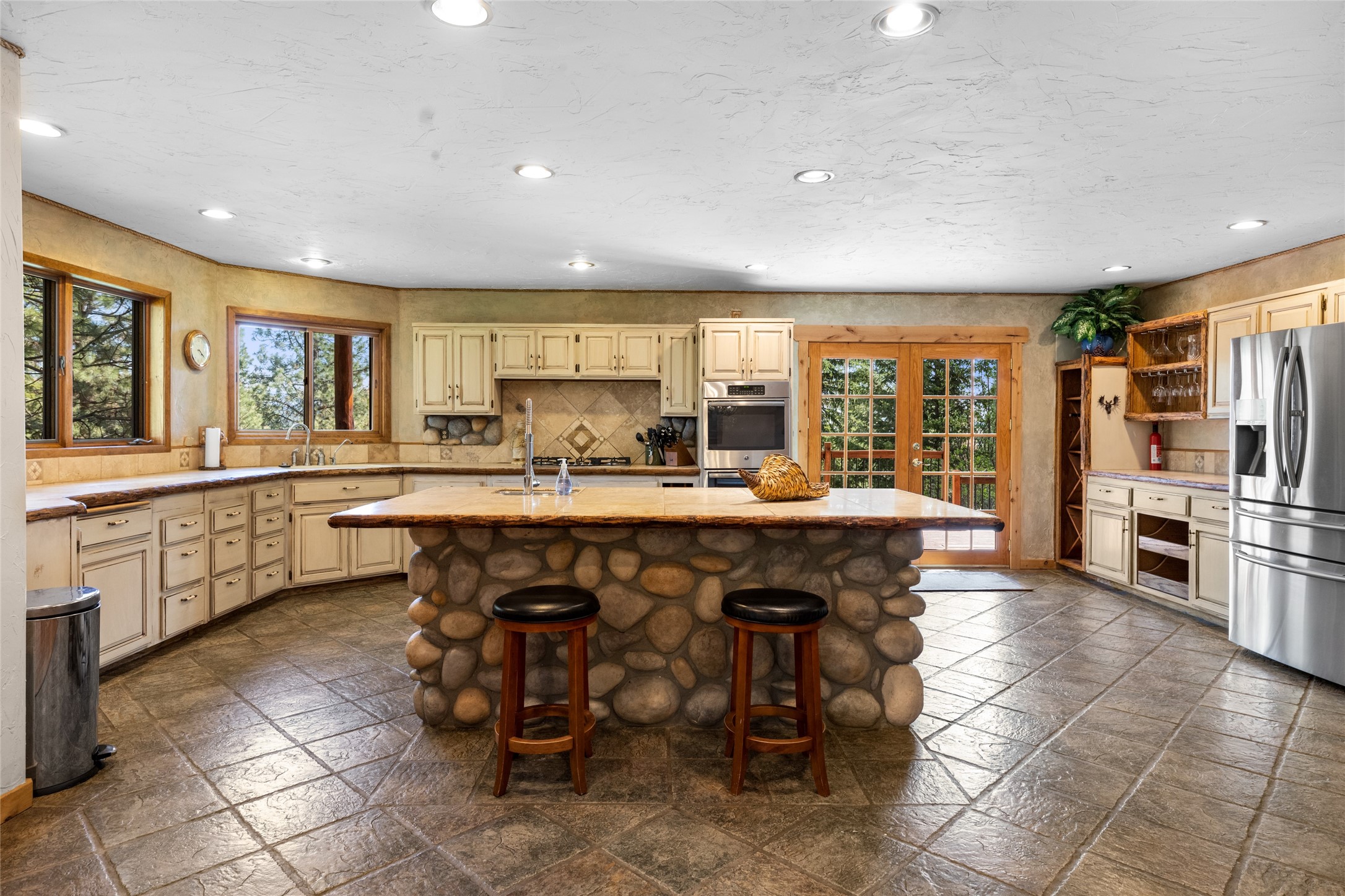 495 Windsor Drive Property Photo 3