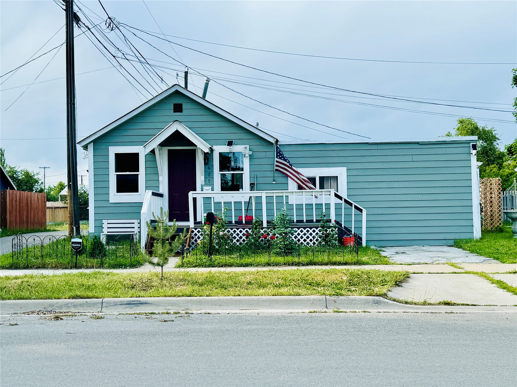 421 1st Street W Property Photo 1