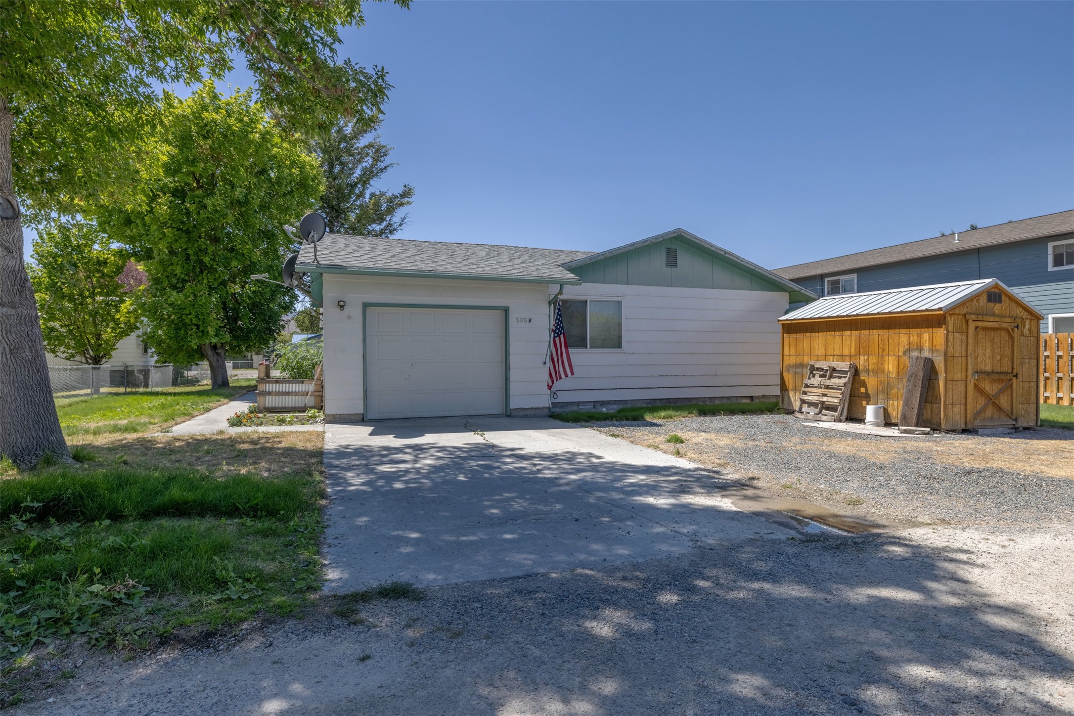 505 S Oak Street A & B Property Photo 7