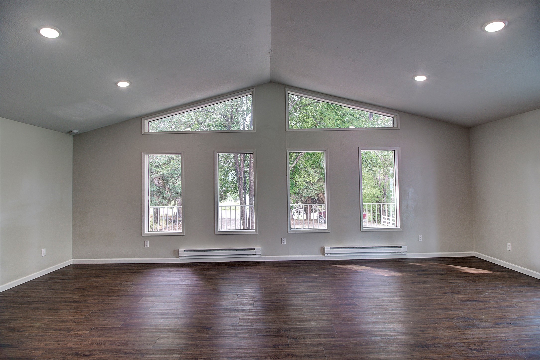 1215 Hillcrest Drive Property Photo 8